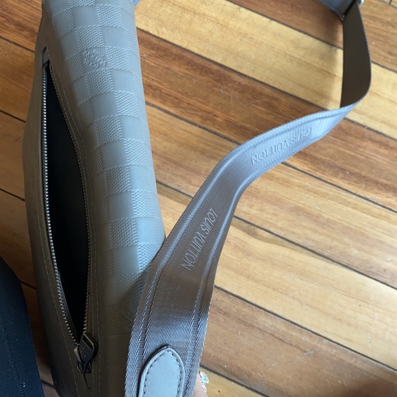 Louis Vuitton grey leather messenger bag - Picture 9 of 16